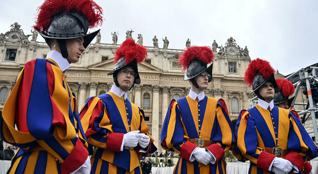 Papa Francesco alle Guardie Svizzere: «Nel tempo libero scoprite le bellezze di Roma, non state soli col telefonino»