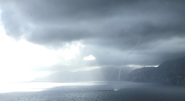 L'incredibile spettacolo della natura tromba d'aria nel mare di Positano