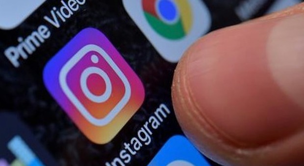 Instagram down, ancora problemi di connessione per il social. Utenti furiosi: «Mark Zuckerberg vai in pensione»
