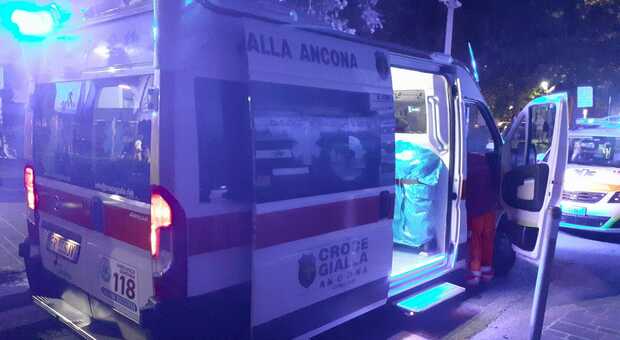 Scontro frontale in piena notte: due automobilisti feriti portati all'ospedale di Torrette
