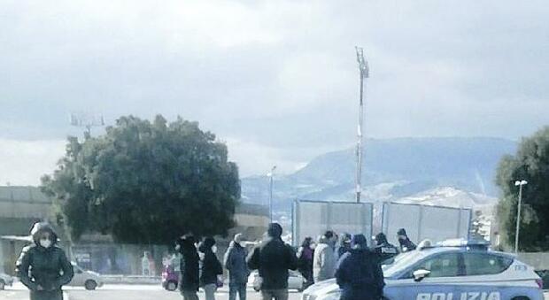 Caos a Campo Genova: alunni al freddo per ore senza fare il tampone