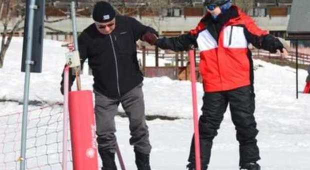 Nonno snowboard si schianta a 67 anni: salvo grazie al casco