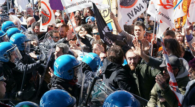 Ticket d'ingresso a Venezia, scontro tra i manifestanti e la polizia al corteo contro la tassa: «Non vogliamo Veniceland»