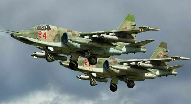 Ucraina, abbattuto un altro aereo da caccia russo Su-25. Zelensky: «Bel lavoro ragazzi»