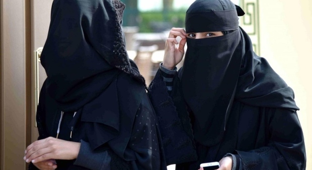 Arabia Saudita, 16 uomini molestati dalle donne in un centro commerciale: il video che imbarazza il Paese islamico