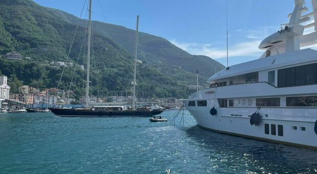 Lusso e mega yacht, è cominciata l'estate: a Castellammare veliero di 50 metri