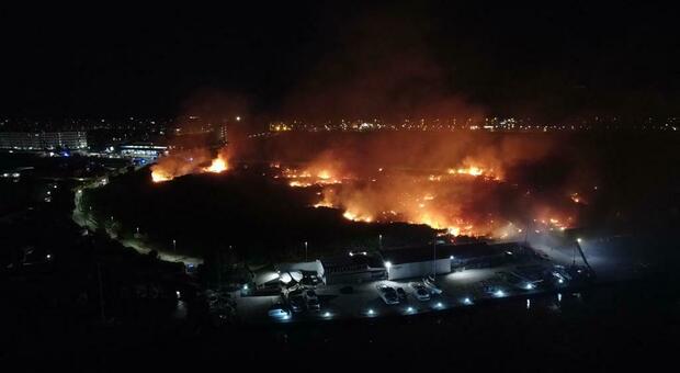 Ostia, vasto incendio in via dell'Idroscalo. Le fiamme minacciano i cantieri nautici di Fiumara