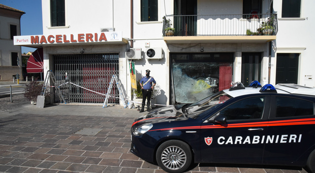 I carabinieri sul luogo dell'attentato