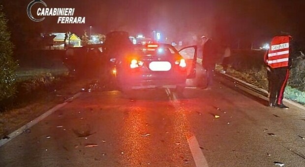 Frontale tra due auto, un morto e tre feriti: la vittima è un ragazzo di 27 anni