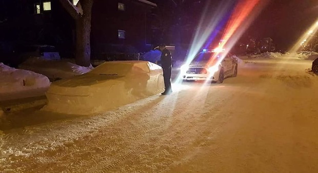 Crea una finta auto con la neve in divieto di sosta, la polizia lo multa