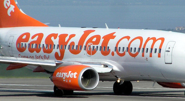 EasyJet, tenta di aprire portellone aereo in volo: paura sul Londra-Pisa