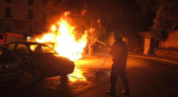 Raid incendiari, nuovo rogo in valle Caudina: distrutta auto di impiegata