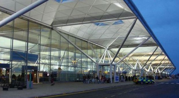 Londra, una 18enne arrestata all'aeroporto: sospettata di terrorismo