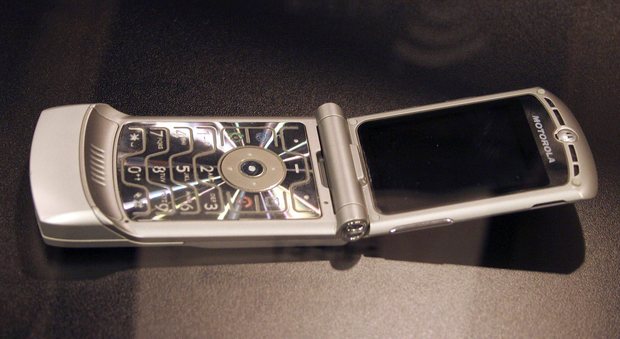 Un Motorola Razr di metà anni 2000