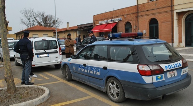 La polizia davanti alla stazione di Fano in un'immagine di repertorio