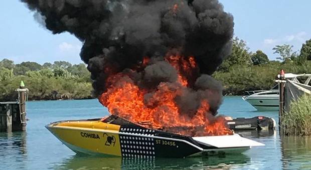 Barca a fuoco nella marina durante il rifornimento, salvata una famiglia
