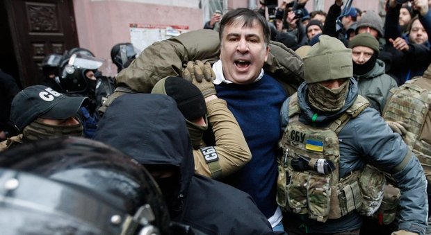 Kiev, Saakashvili minaccia suicidio dopo perquisizione: fermato. I sostenitori lo liberano poco dopo