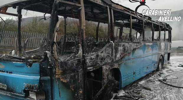 Choc in Campania: va a fuoco il bus di linea, terrore a bordo