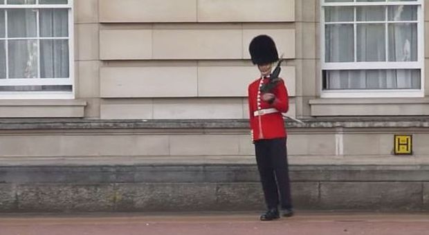 Balla in servizio, la guardia di Buckingham Palace rischia il carcere