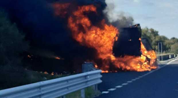 Camion prende improvvisamente fuoco: nube di fumo nero e paura sull'autostrada A14