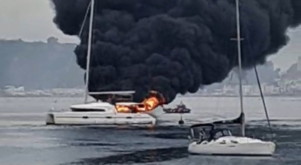 Catamarano in fiamme
