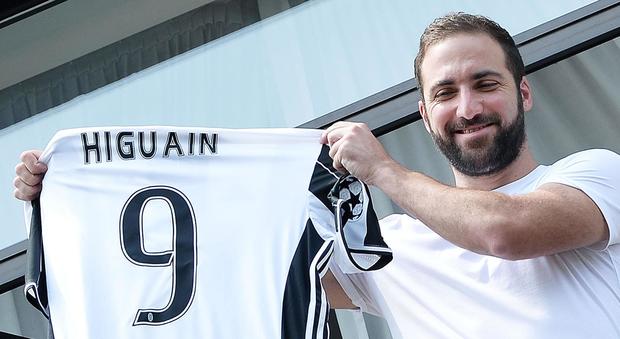 Higuain sbarca a Torino, cominciata l'avventura alla Juventus: «Vincere la Champions? Speriamo...»