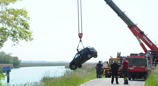 Tragedia della strada: finisce con l'auto nel canale, muore annegato