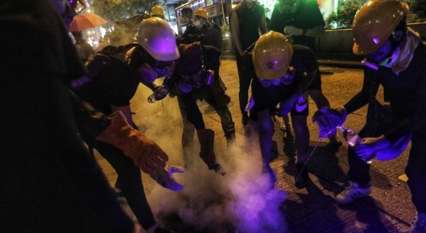 Proteste Hong Kong, due cortei sfidano i divieti: la polizia usa i lacrimogeni