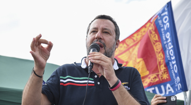 Matteo Salvini: «Il vaccino a chi ha meno di 40 anni non serve». Renzi lo boccia: «È follia»