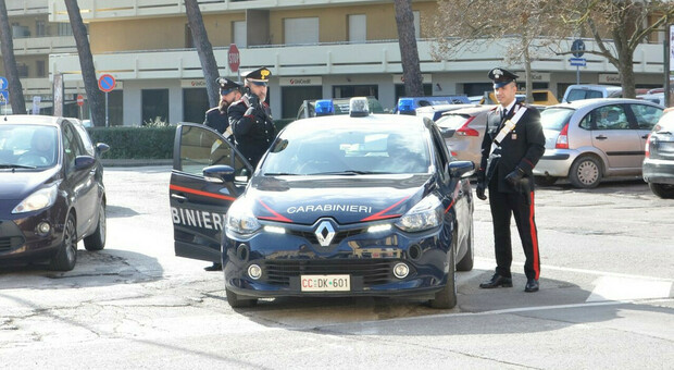 Perugia, via vai di ragazzini nel parcheggio di un locale: dentro un'auto due ragazzi a spacciare ecstasy
