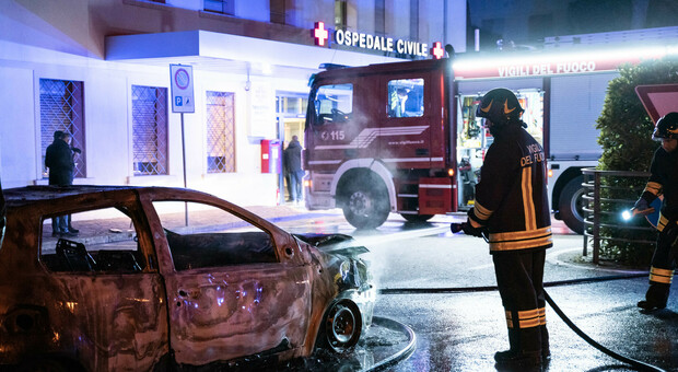 Intrappolato nell'auto in fiamme di fronte l'ospedale, «lasciato morire per un "conflitto" di competenze»