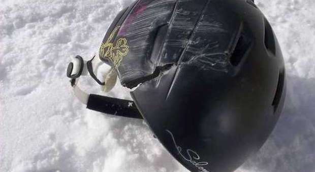 Finisce con gli sci contro la roccia ragazza di 17 anni salvata dal casco