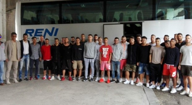 I calciatori dell'Ancona al Del Conero prima della partenza per Caramanico Terme, sede del ritiro