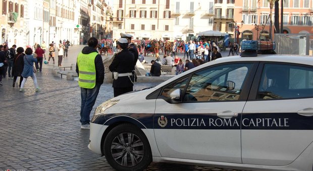 Roma, turista inciampa in una buca in Centro: portata in ospedale