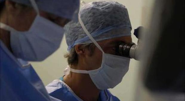 Protesi alla retina ad una non vedente, è la prima volta in Italia: "Tornerà a vedere grazie a un microchip" Video