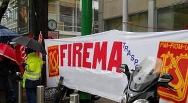 Amianto ex Firema, 150 lavoratori in piazza leggono nomi operai morti