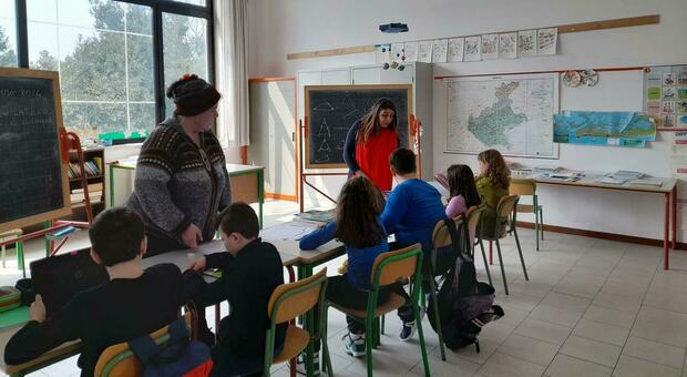 Sant'Erasmo, la vita nella mini scuola con 6 alunni di differenti età: «Ecco come si svolgono le lezioni. Siamo il baluardo contro lo spopolamento»