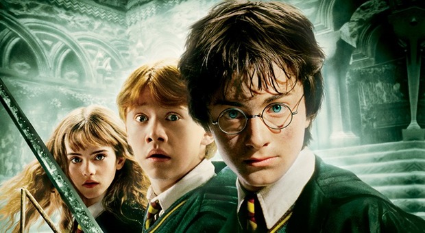 "Harry Potter e la camera dei segreti" stasera in tv su Italia1, secondo episodio della magica serie di Harry Potter, tratta dal libro di J. K. Rowling.