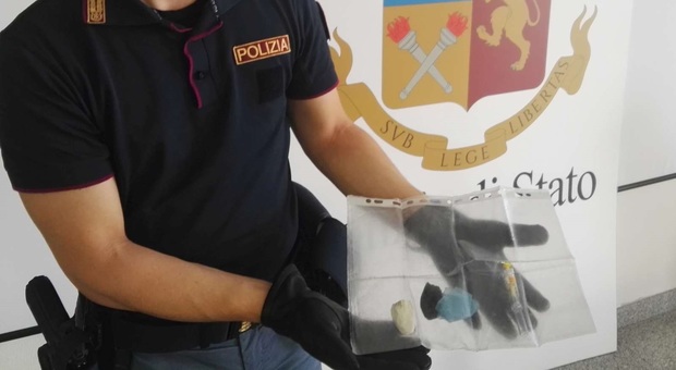 Il materiale per il confezionamento della droga trovato dalla polizia al Bar Marconi di Pordenone
