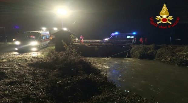 Auto con cinque giovani finisce nel canale: ragazza di 19 anni morta annegata