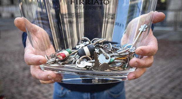 Milano, la protesta dei commercianti: consegnano le chiavi dei negozi al Comune