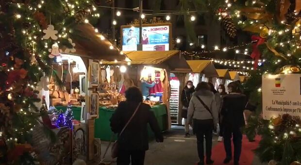Napoli, inaugurato l'arco floreale di Natale in piazza degli Artisti: simbolo di rinascita e ripresa