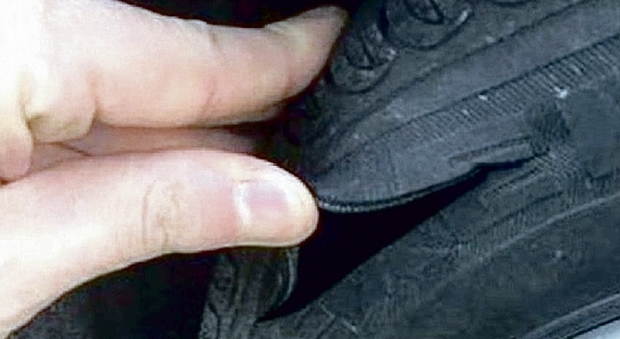 Una gomma squarciata dal "killer di pneumatici"