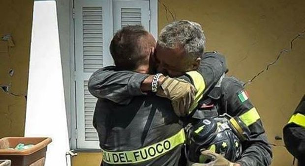 Terremoto a Ischia, il racconto del vigile che ha salvato i tre bimbi: «Ho pianto di gioia»