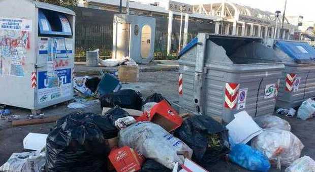 La mail | «Stazionamento Anm invaso dai rifiuti: che degrado a Pianura» | Foto