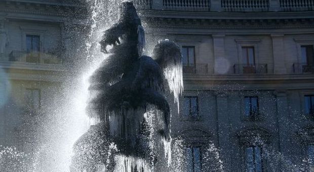 Il gelo ghiaccia la fontana in piazza della Repubblica
