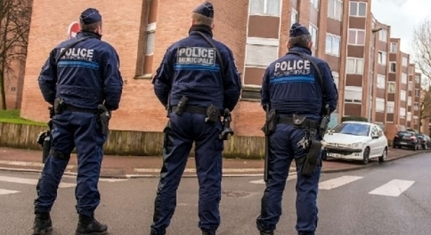 Francia: militare accoltellato da due uomini, è grave