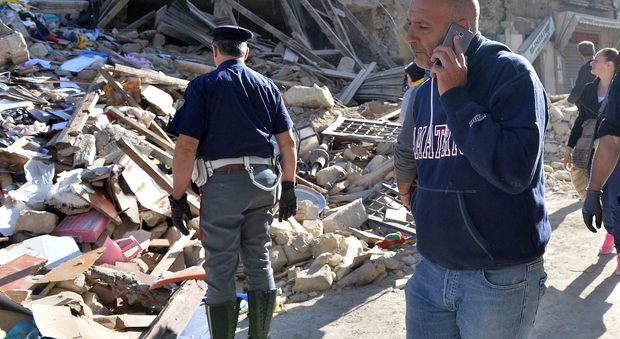 Terremoto, a sei mesi dal sisma il sindaco di Amatrice Pirozzi ricorda le vittime: "Non mollo, grande nazione"