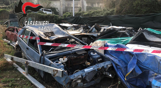 Carcasse di veicoli, pneumatici, scarti edilizi e vernici: denunciato 76enne a Gragnano