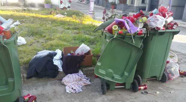 Cicciano, scandalo rifiuti al cimitero comunale: ci sono anche i vestiti per i defunti